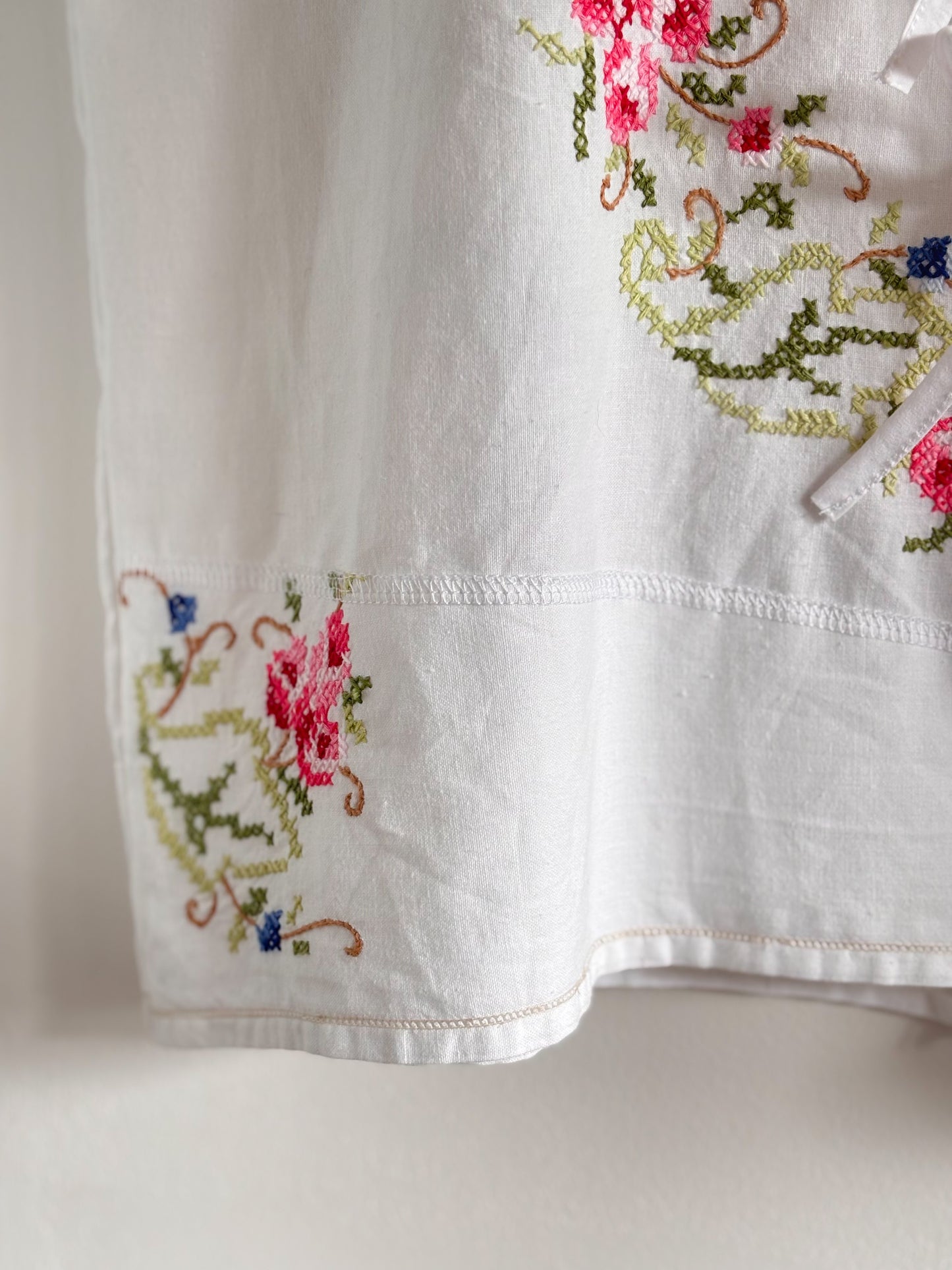 The Eden Blouse in floral embroidery size 14-16