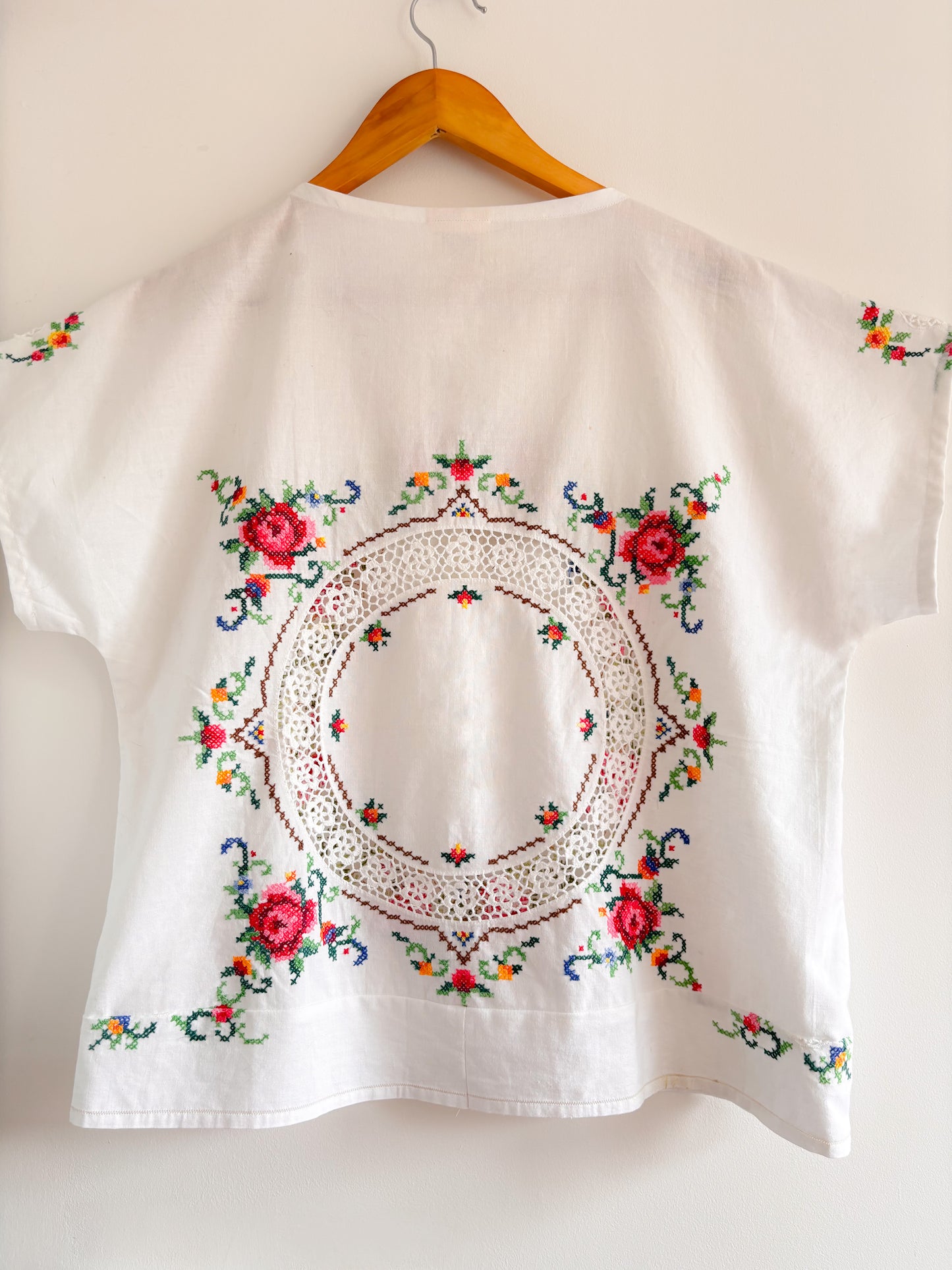 The Eden Blouse in floral embroidery size 14-16