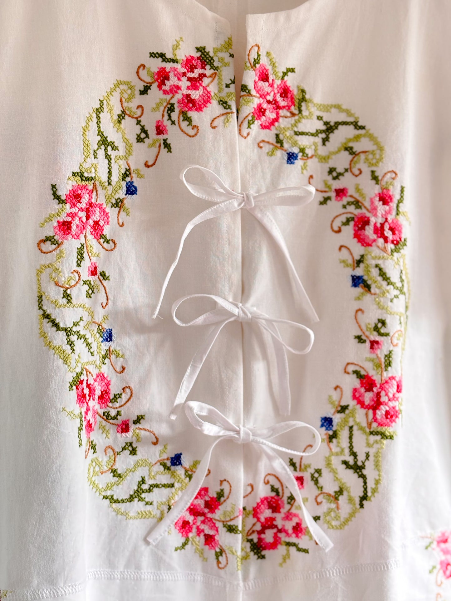 The Eden Blouse in floral embroidery size 14-16