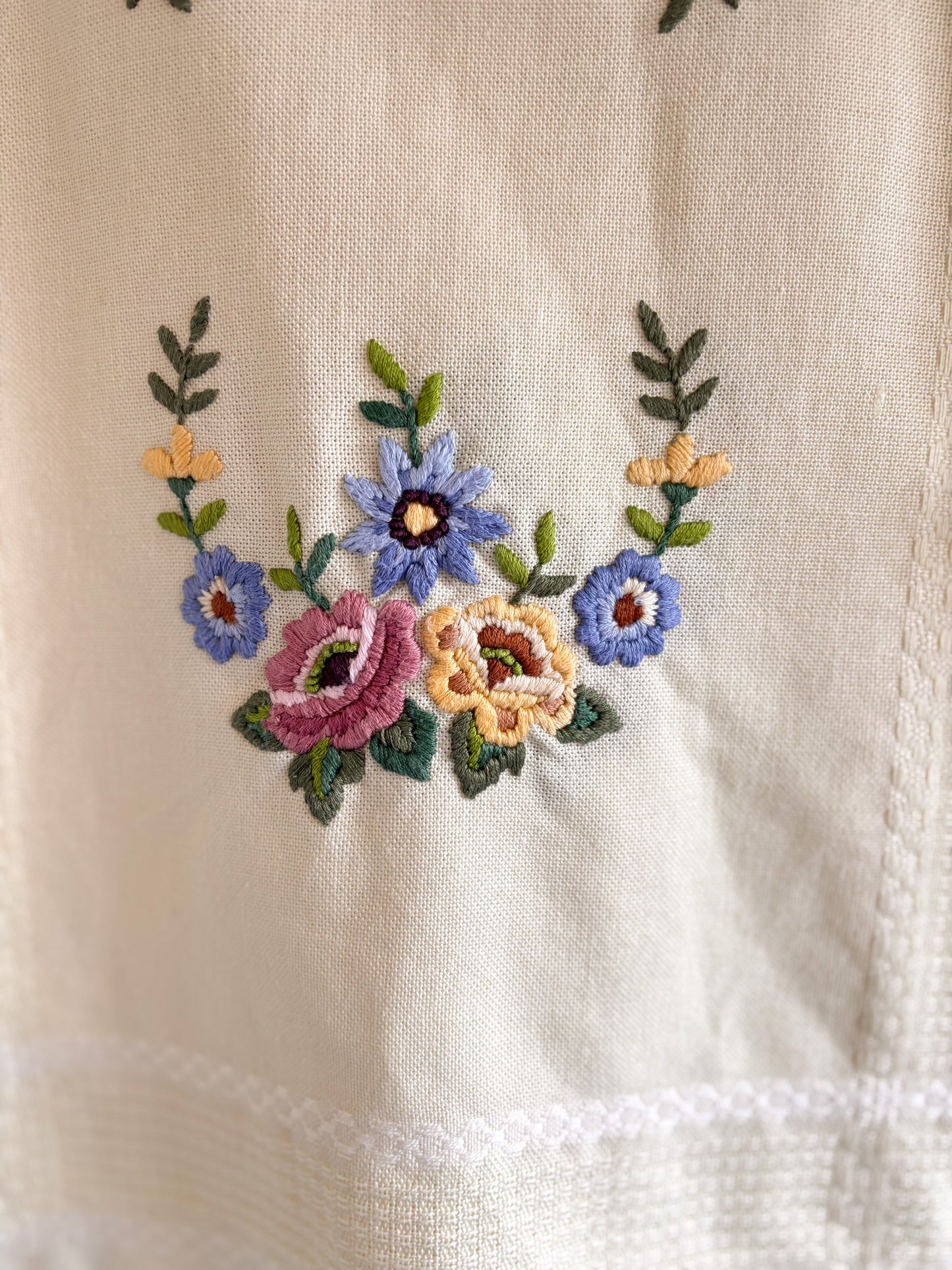 Pale lemon embroidered tablecloth tunic top 8-10